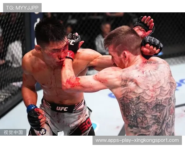 UFC裁判意外陷入激烈缠斗，现场震惊全场！