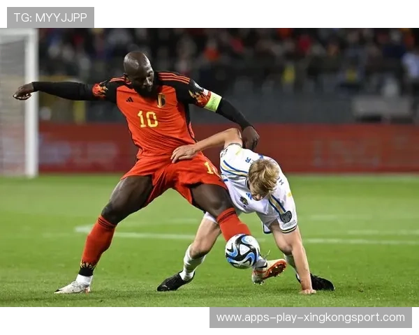 卢卡库背身一顶形成绝佳二次进攻机会