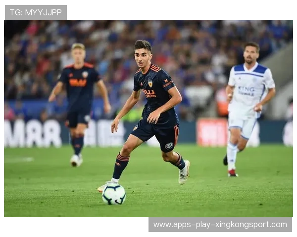 费兰托雷斯头球摆渡创造绝佳时机：演绎足球场上的完美配合